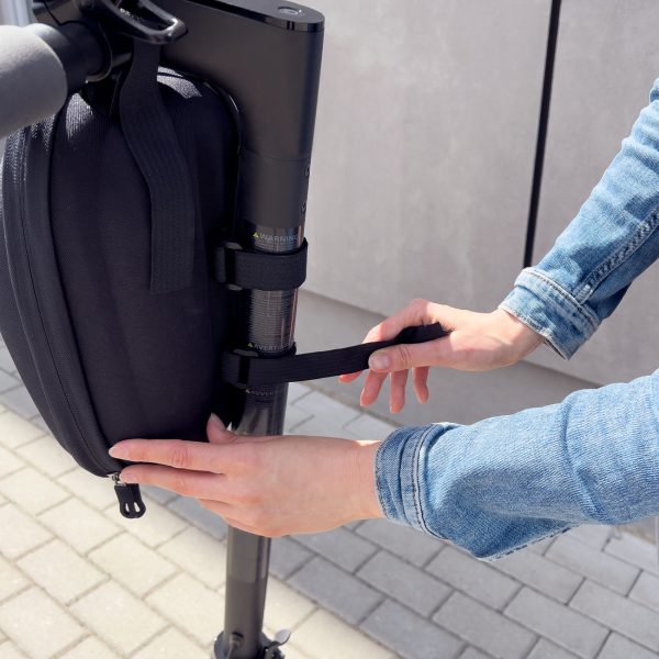 Ūdensnecaurlaidīgs hulajnoga stūres ratiņu soma 4L melnam motorolleram