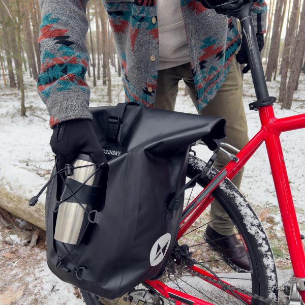 1016484-8-wodoodporna-torba-rowerowa-sakwa-na-baga-wozinsky-hurtownia-sklep Ūdensnecaurlaidīga velosipēdu soma.