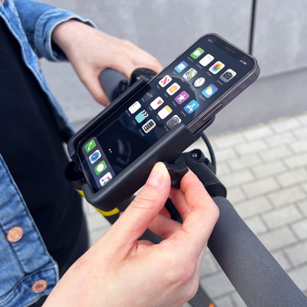 Metāla velosipēdu tālruņa turētājs. Melnie motorolleri