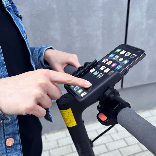 Metāla velosipēdu tālruņa turētājs. Melnie motorolleri