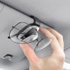 Rokturiet ar automašīnas saspraudi sudraba brillēm