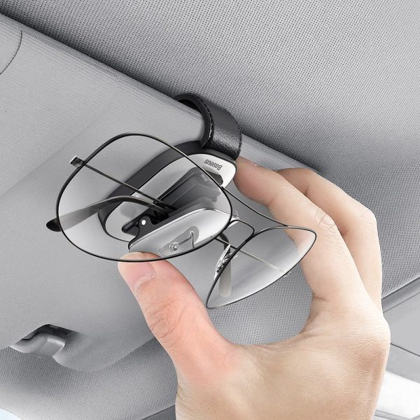 Rokturiet ar automašīnas saspraudi sudraba brillēm