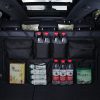 Automašīnas organizators aizmugurējā sēdekļa aizmugurē līdz melnajam bagāžniekam