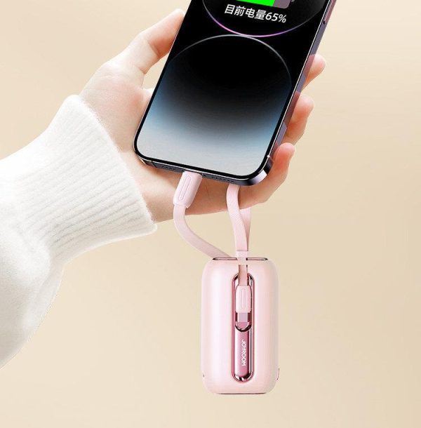 PowerBank 1000mah krāsainas sērijas 22.5W ar USB-C kabeļiem un iPhone zibens rozā