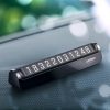 Automašīnas autostāvvieta autovadītāja tālruņa numuram - melns