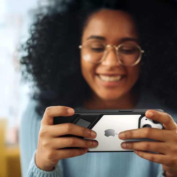 Stingrs korpuss ar želejas rāmi un iPhone 13 Pro melno bāzi