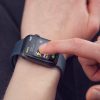 9h rūdīts stikls visā Xiaomi Amazfit GTS 4 ekrānā ar melnu pilnu līmes rāmi