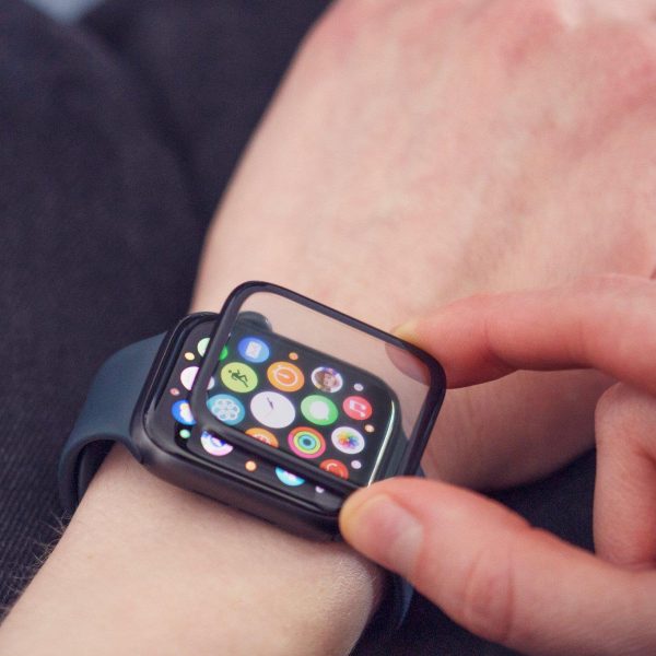 9h rūdīts stikls visā Xiaomi Amazfit GTS 4 ekrānā ar melnu pilnu līmes rāmi
