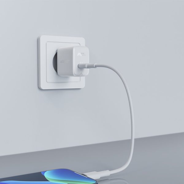 Ātra USB-C 20W Power nodrošina balto lādētāju