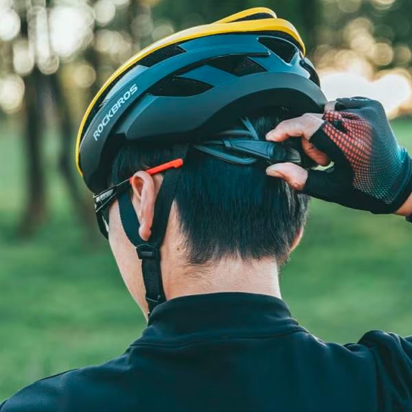 Universālais velosipēdu ķivere regulējama izmēra l melns un dzeltens