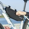 Ūdensnecaurlaidīgs velosipēdu maiss, kas piestiprināts pie Velcro zem 3L melna rāmja