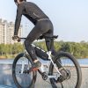 Ūdensnecaurlaidīgs velosipēdu maiss, kas piestiprināts pie Velcro zem 3L melna rāmja