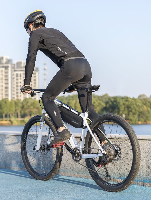Ūdensnecaurlaidīgs velosipēdu maiss, kas piestiprināts pie Velcro zem 3L melna rāmja