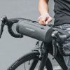 Praktiska ūdensnecaurlaidīga velosipēdu soma, kas piestiprināta pie melnā stūre