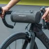 Praktiska ūdensnecaurlaidīga velosipēdu soma, kas piestiprināta pie melnā stūre