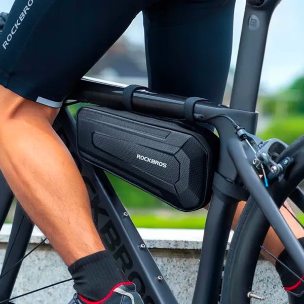 Ciets ūdensnecaurlaidīgs velosipēdu maiss, kas piestiprināts zem 2,5L melna rāmja