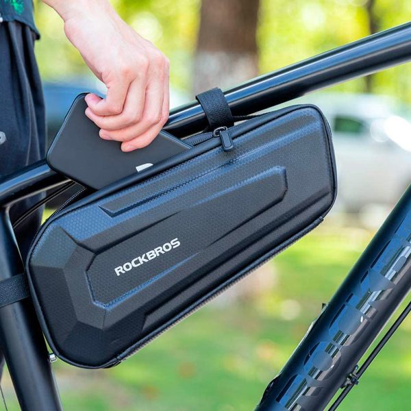 Ciets ūdensnecaurlaidīgs velosipēdu maiss, kas piestiprināts zem 1,5L melna rāmja