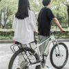 Izturīgs velosipēdu stumbrs ar plauktu un seglu funkciju un melnu LED aizmugurējo lampu