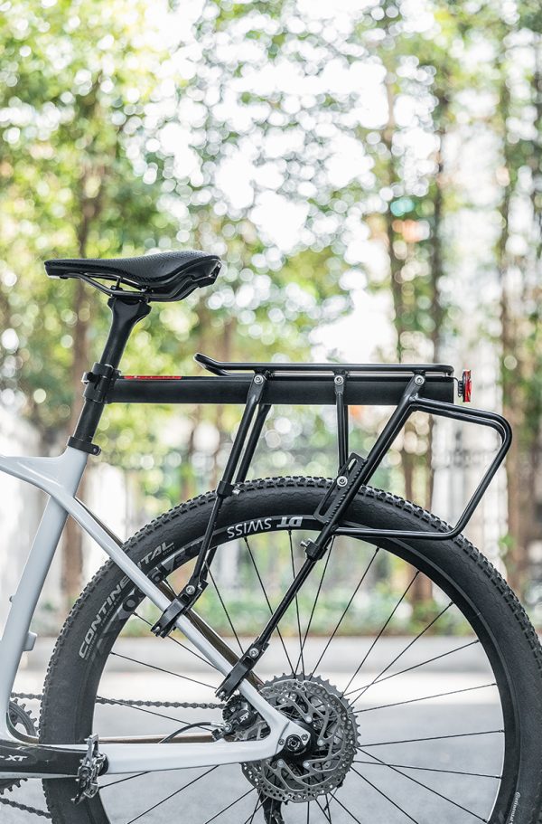 Izturīgs velosipēdu stumbrs ar plauktu un seglu funkciju un melnu LED aizmugurējo lampu