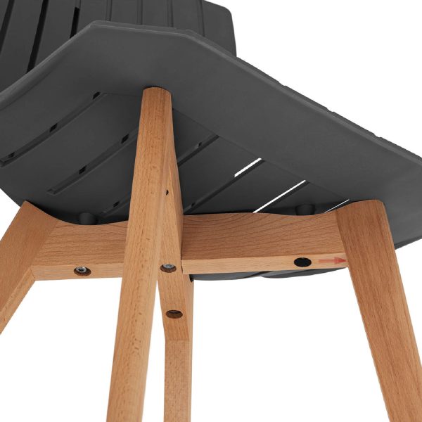 Plastmasas krēsls ar koka kājām uz biroja māju līdz 150 kg 2 gab.