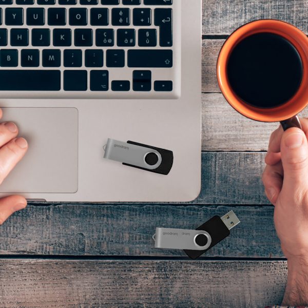 Pendrive Flash atmiņa 16 GB USB 3.2 Gen 1 UTS3 - melns