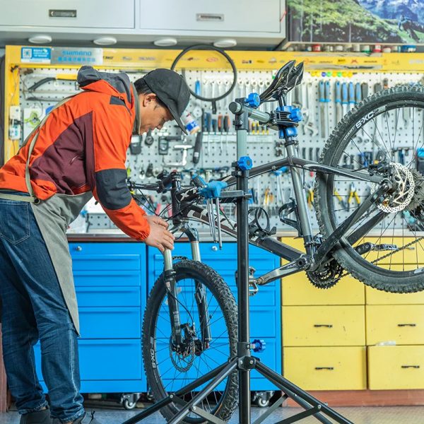 Daudzfunkcionālu servisa stenda turētājs grīdas velosipēdiem - melni