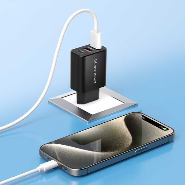 30 W USB-C 2x USB-A sienas lādētājs - melns