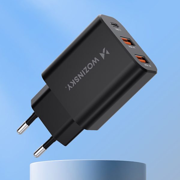 30 W USB-C 2x USB-A sienas lādētājs - melns