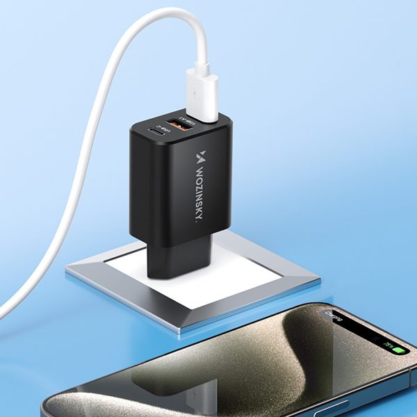 30 W USB-C 2x USB-A sienas lādētājs - melns