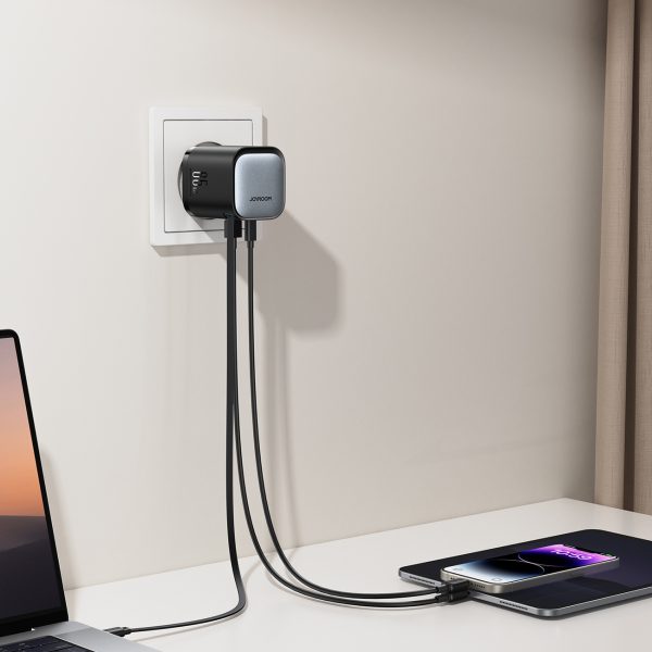 GaN 65W USB-A USB-C sienas lādētājs ar iebūvētu USB-C kabeli - melns