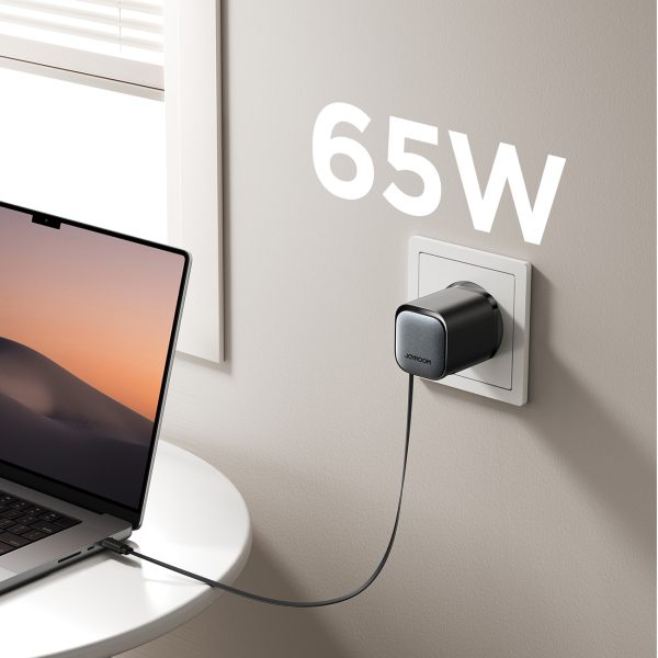 GaN 65W USB-A USB-C sienas lādētājs ar iebūvētu USB-C kabeli - melns