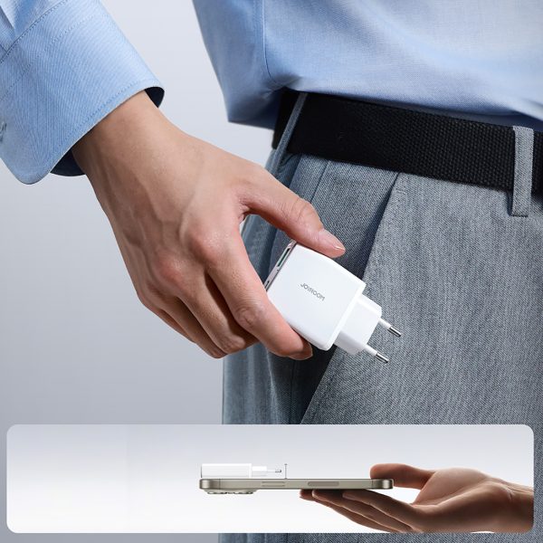 Mazs un īpaši plāns 20 W USB-A USB-C sienas lādētājs — balts