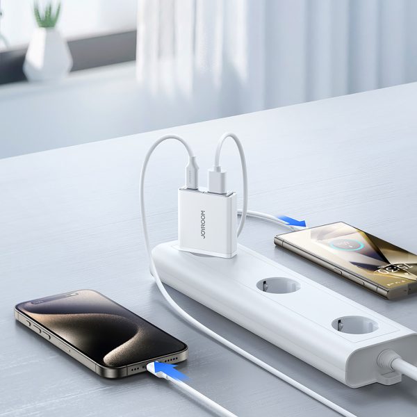 Mazs un īpaši plāns 20 W USB-A USB-C sienas lādētājs — balts