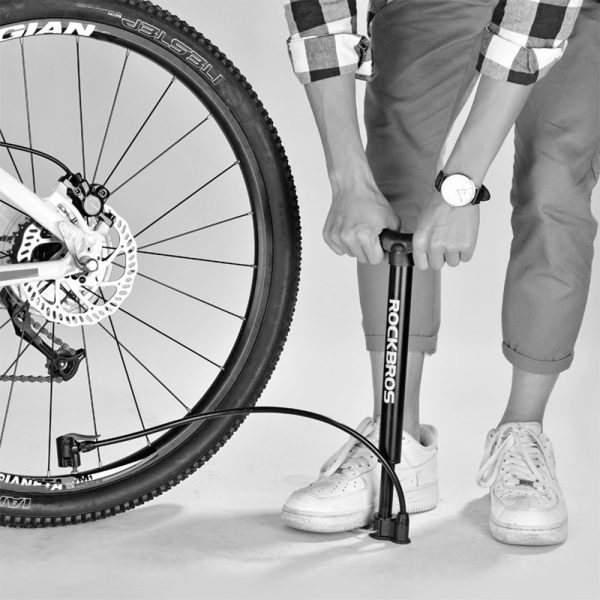 120 psi / 8 bar grīdas velosipēda sūknis ar bumbiņu stiprinājumiem matračiem - melns
