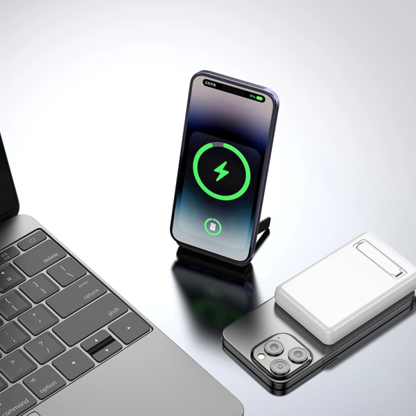 Powerbank K14S+ 10000mAh ar 20W USB-A / USB-C / MagSafe statīvu - balts