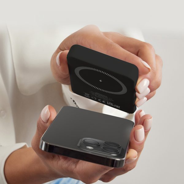 5000mAh bezvadu pārnēsājamais akumulators ar USB-C un MagSafe adapteriem - melns