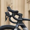 PU velosipēda stūres lente ar velūra rakstu - brūna