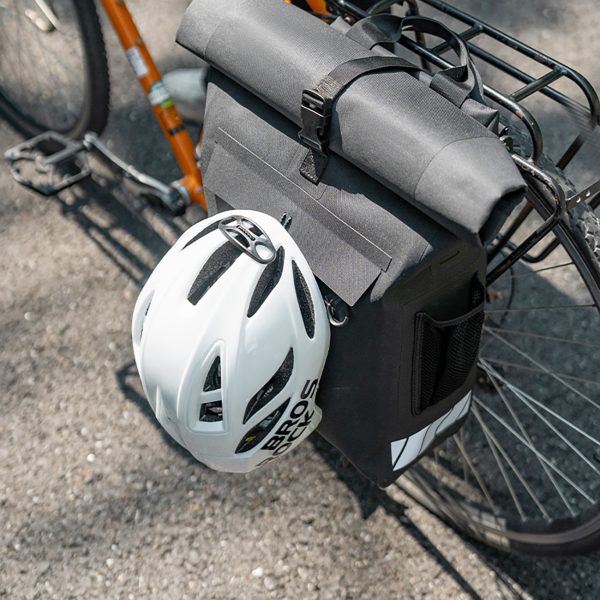 Ūdensizturīga velosipēda soma ar mugursomas funkciju un ķiveres āķi, 18 l - melna