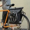 Ūdensizturīga velosipēda soma ar mugursomas funkciju un ķiveres āķi, 18 l - melna
