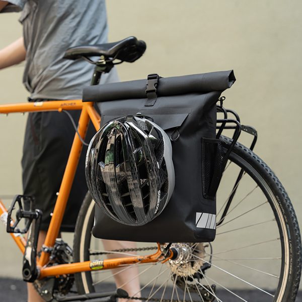 Ūdensizturīga velosipēda soma ar mugursomas funkciju un ķiveres āķi, 18 l - melna