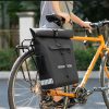 Ūdensizturīga velosipēda soma ar mugursomas funkciju un ķiveres āķi, 18 l - melna