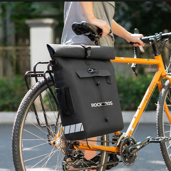 Ūdensizturīga velosipēda soma ar mugursomas funkciju un ķiveres āķi, 18 l - melna
