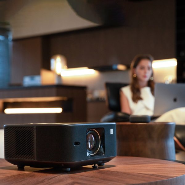 FullHD 1080p LCD multimediju projektors ar JBL WiFi BT K3 skaļruņiem - melns
