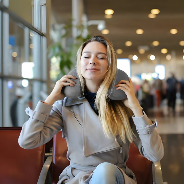 Ceļojuma spilvens gulēšanai uz kakla lidmašīnā - pelēks