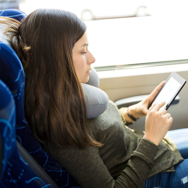 Ceļojuma spilvens gulēšanai uz kakla lidmašīnā - pelēks