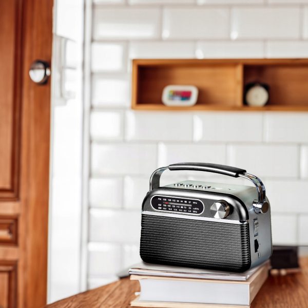 Pārnēsājams FM virtuves darbnīcas radio, darbināms ar elektrotīklu, darbināms ar baterijām