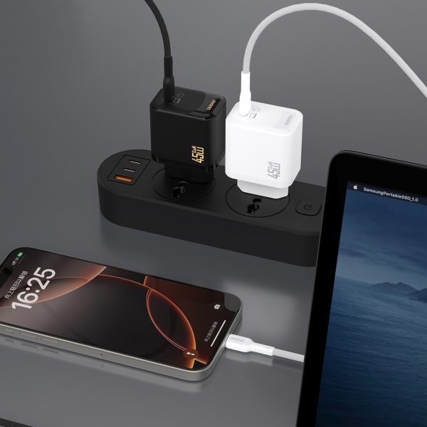 GaN sienas lādētājs ar USB-C kabeli 45W - melns