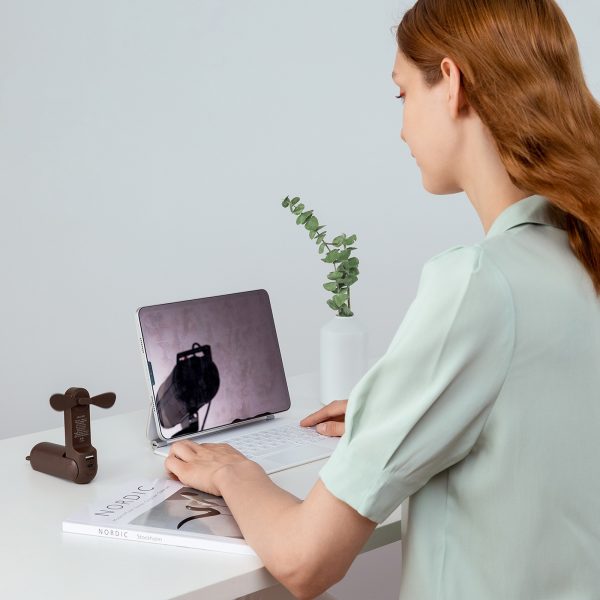 1030310-4-mini-wentylator-wiatrak-przenosny-z-funkcja-powerb-jisulife-hurtownia-dropshipping.jpg Mini portatīvais ventilators ar lādētāja funkciju un lukturīti USB-A USB-C 2000mAh - brūns