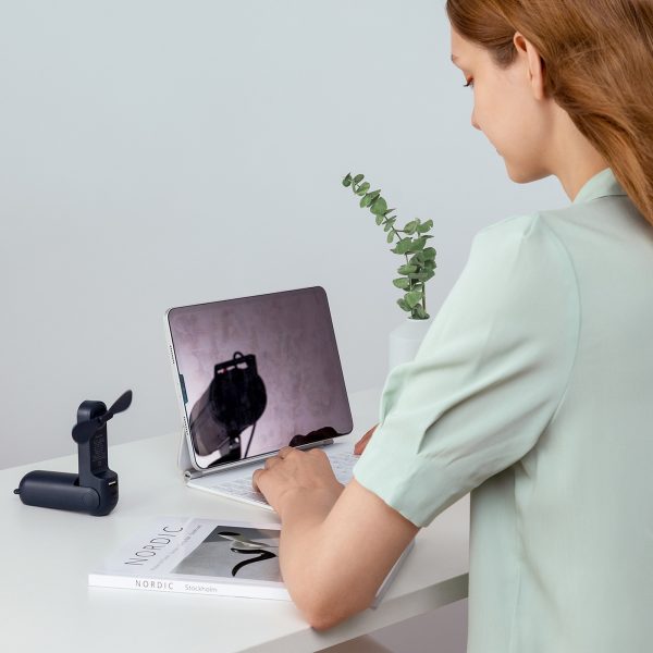 1030312-4-mini-wentylator-wiatrak-przenosny-z-funkcja-powerb-jisulife-hurtownia-dropshipping.jpg Mini portatīvais ventilators ar lādētāja funkciju un lukturīti USB-A USB-C 2000mAh - zils