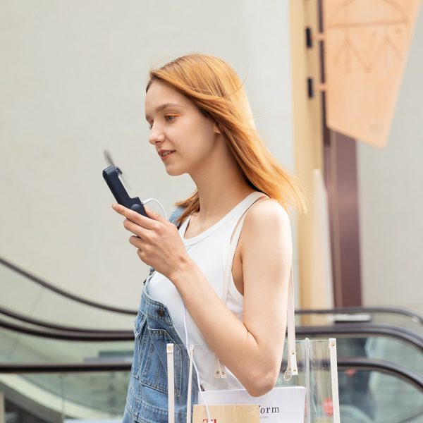 1030312-7-mini-wentylator-wiatrak-przenosny-z-funkcja-powerb-jisulife-hurtownia-dropshipping.jpg Mini portatīvais ventilators ar lādētāja funkciju un lukturīti USB-A USB-C 2000mAh - zils